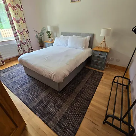 Nyaraló 5 Bed House - Sleeps 14 - Pets - Garden - Parking