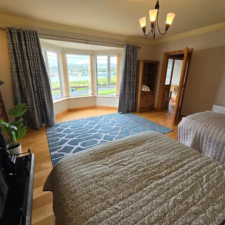 5 Bed House - Sleeps 14 - Pets - Garden - Parking *