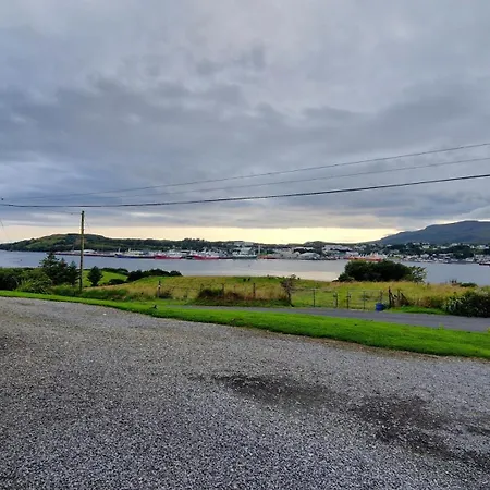 5 Bed House - Sleeps 14 - Pets - Garden - Parking *