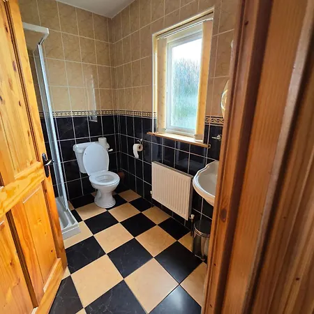 5 Bed House - Sleeps 14 - Pets - Garden - Parking Дом отдыха *