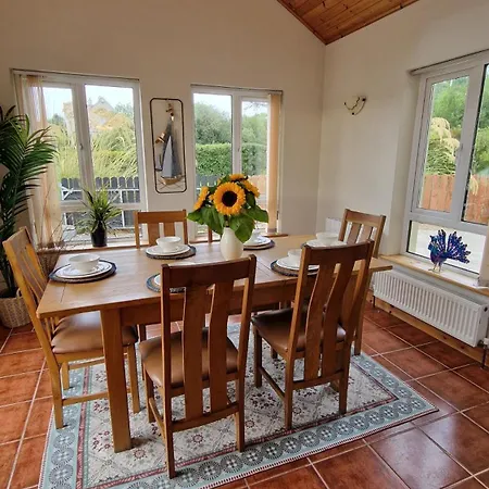 5 Bed House - Sleeps 14 - Pets - Garden - Parking