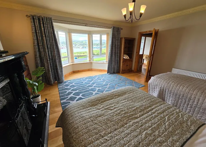 5 Bed House - Sleeps 14 - Pets - Garden - Parking *