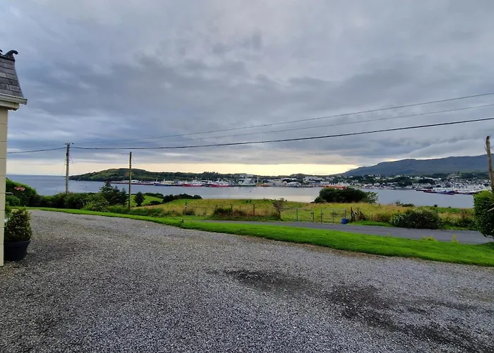 5 Bed House - Sleeps 14 - Pets - Garden - Parking *