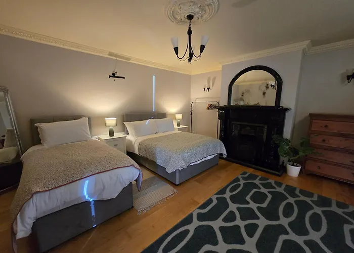 Hébergement de vacances 5 Bed House - Sleeps 14 - Pets - Garden - Parking *