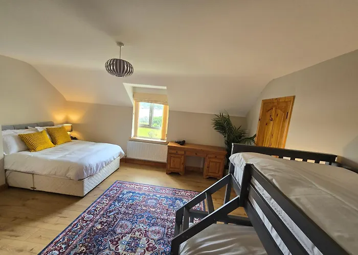 Hébergement de vacances 5 Bed House - Sleeps 14 - Pets - Garden - Parking Killybegs