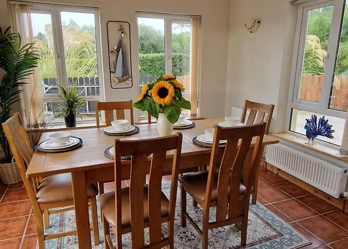 5 Bed House - Sleeps 14 - Pets - Garden - Parking